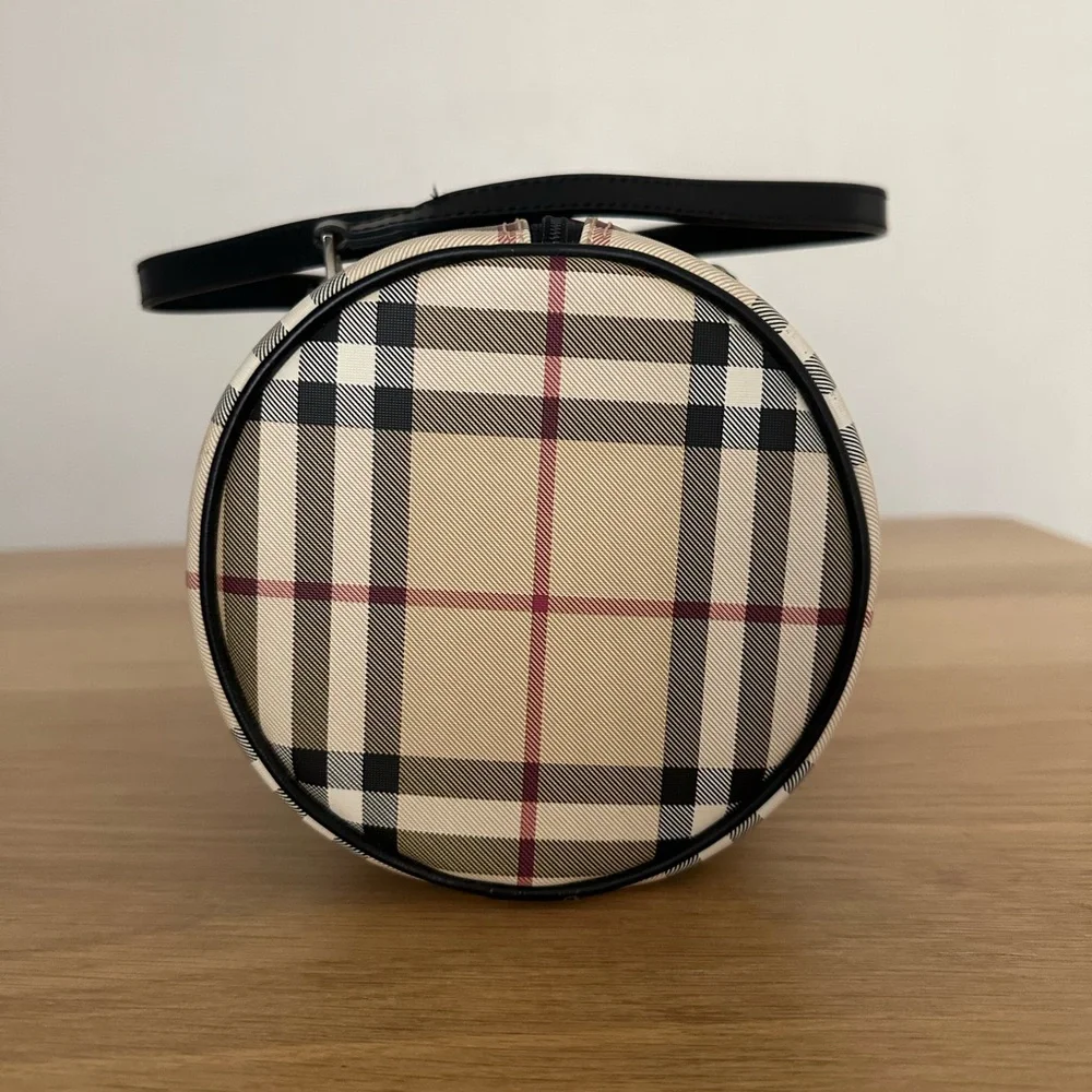 Burberry House Check Barrel bag black with dustbag - Picture 2 of 14